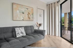 ポーコルビンにあるNewly Renovated Queen Room with Living Spaceのギャラリーの写真