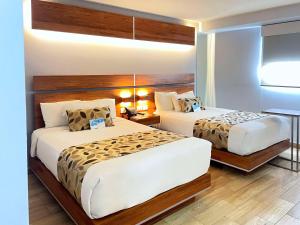 Een bed of bedden in een kamer bij Sleep Inn Mexicali