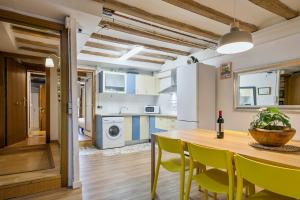 a kitchen and dining room with a table and chairs at Encanto en Las Ramblas: Espacio perfecto para 9 in Barcelona