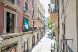 an empty street in a city with buildings at Encanto en Las Ramblas: Espacio perfecto para 9 in Barcelona
