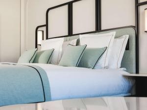 Cama ou camas em um quarto em Mondrian Cannes
