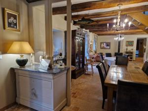 comedor y sala de estar con mesa y sillas en La Ferme de Kerraoul, en Combrit