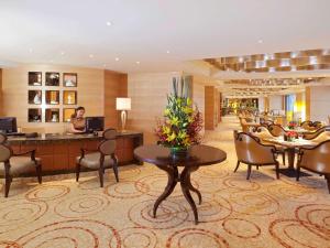 崑山市にあるフェアモント 陽澄湖のホテルのロビーには、フロントデスクと椅子があります。