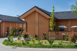 ein Gebäude mit einem Schild, das die Pension panchnula liest in der Unterkunft Pension Pannonia in Parndorf