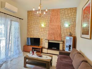 イプソスにあるStamatis Family Apartmentのソファとテレビのあるリビングルーム