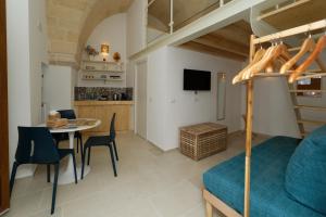 um quarto com uma cama alta, uma mesa e cadeiras em Casa Vacanze Ranieri em Grottaglie