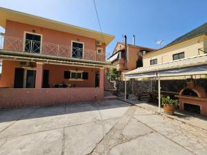 イプソスにあるStamatis Family Apartmentのパティオ付きの家の空中庭