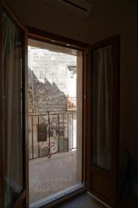 uma porta de vidro deslizante com vista para uma escada em Casa Vacanze Ranieri em Grottaglie