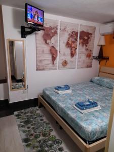 a room with a bed and a tv on a wall at BBrezza Marina in Stintino