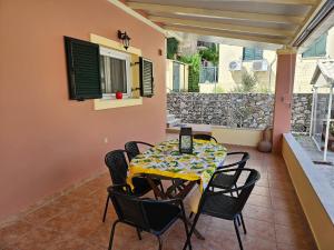 イプソスにあるStamatis Family Apartmentのダイニングルーム(テーブル、椅子付)