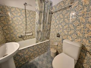 イプソスにあるStamatis Family Apartmentのトイレ、洗面台、浴槽を備えたバスルーム +41枚の写真