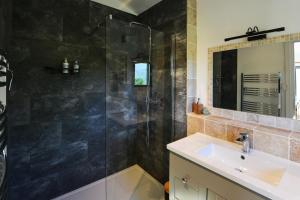 The Restoration Place Pyrenees في Roquefixade: حمام مزود بدش ومغسلة +27 صورة