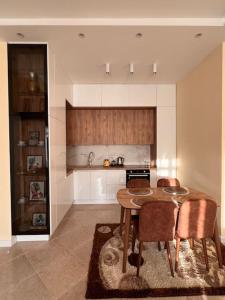 een keuken met een tafel en stoelen in een kamer bij Tirana Dry Lake Flat in Sauk