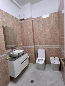 een badkamer met een wastafel en een toilet bij Tirana Dry Lake Flat in Sauk