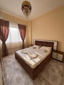 een slaapkamer met een groot bed en een kroonluchter bij Tirana Dry Lake Flat in Sauk