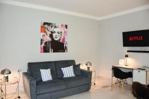 een woonkamer met een bank en een tv bij Apt.124 - Beautiful apartment on the lake in Porto Ceresio