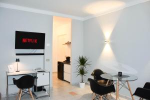 een vergaderruimte met stoelen en een tafel en een tv bij Apt.124 - Beautiful apartment on the lake in Porto Ceresio