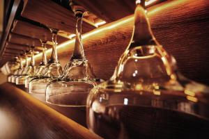 una fila de copas de vino sentadas en un bar en Hamasvile Hotel Utako Abuja, en Abuja