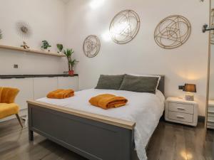 1 dormitorio con 1 cama con toallas de color naranja en Apartment 2 en Chester