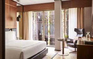 Łóżko lub łóżka w pokoju w obiekcie Thompson Madrid, by Hyatt