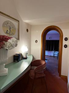 een kamer met een bureau en een stoel en een kamer bij Sunset San Romano in Lucca