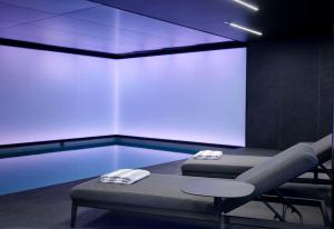 una camera con due letti e una piscina di art'otel London Hoxton a Londra