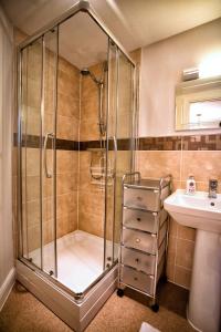 uma casa de banho com um chuveiro e um lavatório. em Salisbury Luxury Apartment em Salisbury