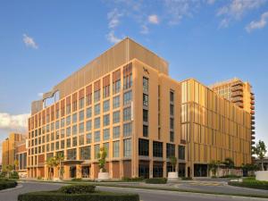 ein großes Bürogebäude mit einem Gebäude in der Unterkunft Mercure Dubai Deira in Dubai