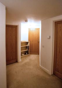 ein leeres Zimmer mit einem Schrank und einer Tür in der Unterkunft Salisbury Luxury Apartment in Salisbury