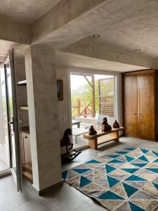 sala de estar con alfombra en el suelo en MAVİ AT HOTEL Blue Horse, en Gümüşdere