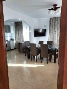 ein Esszimmer mit einem Tisch und Stühlen sowie eine Küche in der Unterkunft Casa Emma in Vişeu de Jos