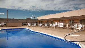 a large swimming pool in front of a building at Quality Inn & Suites in Williamsport