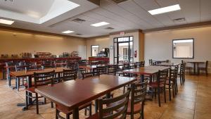 una sala da pranzo con tavoli e sedie in legno di Quality Inn & Suites a Williamsport