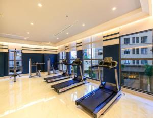 een fitnessruimte met cardio-apparatuur in een gebouw bij Saigonroyal Residence - Smile Home -luxury Infinity pool in Ho Chi Minh-stad