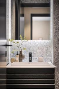 a bathroom with a sink and a mirror at Luxurious Hideaway in Centrum in Bergen