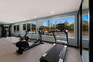 un gimnasio con dos cintas de correr y una cinta de correr en Everhome Suites Huntsville - Research Park, en Huntsville