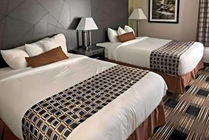 una habitación de hotel con 2 camas en una habitación en Express Inn, en Champaign