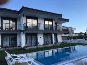凯麦尔Tanem Suit的带游泳池和房子的别墅