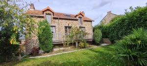 a brick house with a balcony on a yard at La Buissonnière - Maison à 5 min des plages in Le Minihic-sur-Rance
