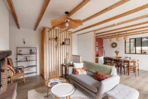 sala de estar con sofá y mesa en La Buissonnière - Maison à 5 min des plages, en Le Minihic-sur-Rance