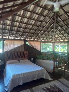 1 dormitorio con 2 camas en una tienda de campaña en Acqua Jungle Glamping & Room, en Abraão
