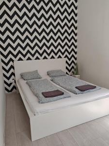 A bed or beds in a room at A5 Apartment - Budapest - hostAID