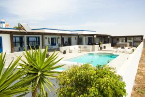 una villa con piscina e una casa di Villa Lucy - By AZ Rentals a Puerto del Carmen