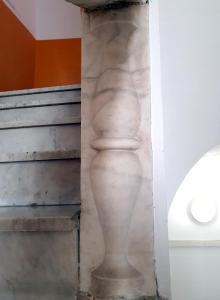 a vase on the side of a wall at La Casa dell'Artista nel centro storico - La Spezia in La Spezia