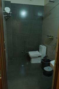 un piccolo bagno con servizi igienici e doccia di Maharaja Hotel and Restaurant a Ratia
