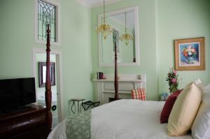 Bourbon Manor Bed & Breakfast Inn