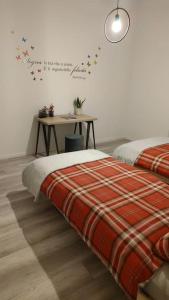La Casa di Mimmi tesisinde bir odada yatak veya yataklar