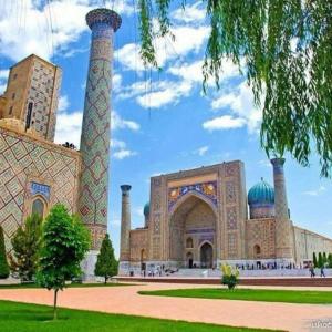 ein großes Gebäude mit zwei Türmen und einem Innenhof in der Unterkunft UMAR HOSTEL in Samarkand