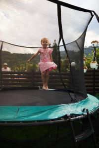 een klein meisje op een trampoline bij Mountain Krystal in Boekovel