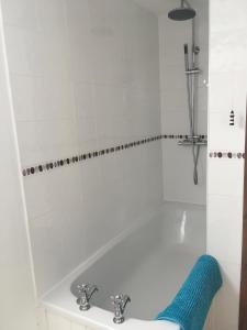 une salle de bains avec baignoire et lavabo dans l'établissement Dozmary Cottage, à Launceston